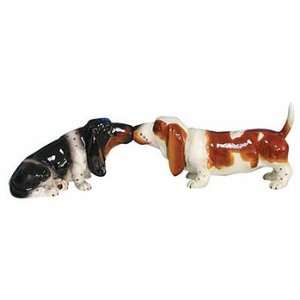  Kissing Bassets Magnetic Shaker Set