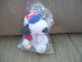 NEW IN BAG MET LIFE SNOOPY BASEBALL PLAYER WITH GLOVE AND BALL PLUSH 