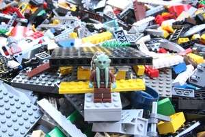 600 LEGO pieces bulk lot + Free Star Wars Figure Keych  