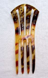 AN EARLY 20TH CENTURY FAUX TORTOISESHELL HAIR COMB WITH PAINTED FLORAL 